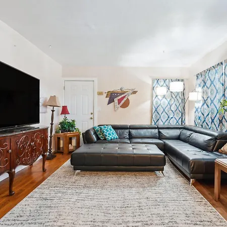 Coastal & Cozy: Beachside Escape - Full Apartment